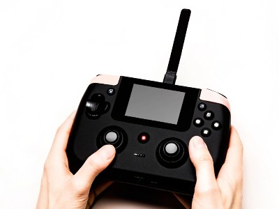 手持一体显示无人机遥控器定制 手持一体显示无人机遥控器定制