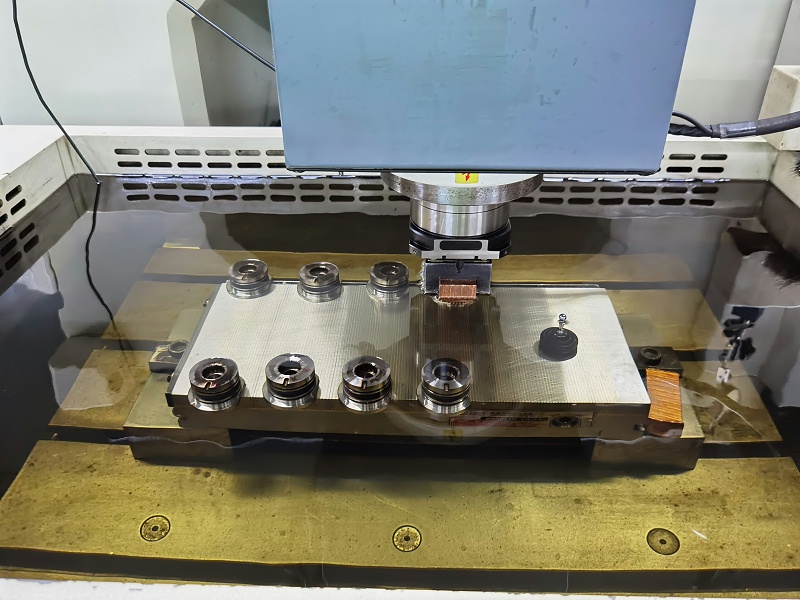 LED����������͸����ע��ģ�߼ӹ�