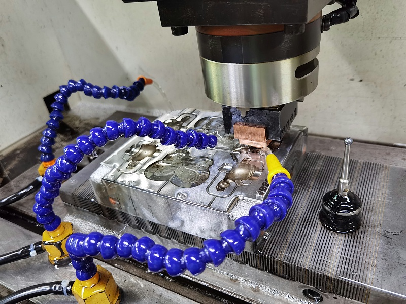 LED����������͸����ע��ģ�߼ӹ�